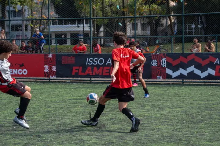 Atleta dominando a bola durante jogo do EXPERIENCE