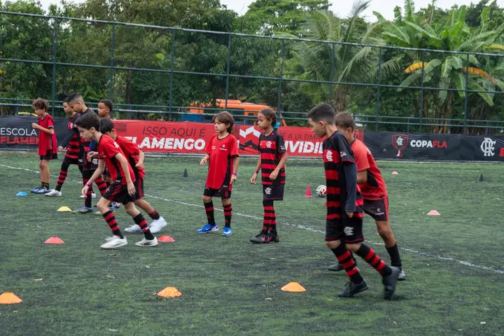 Atletas do Flamengo Escola de Futebol em treino de circuito entre cones